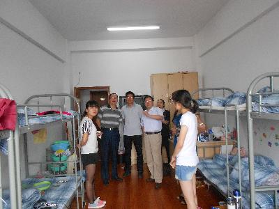 院领导们视察实习生宿舍，了解同学们的住宿及实习情况